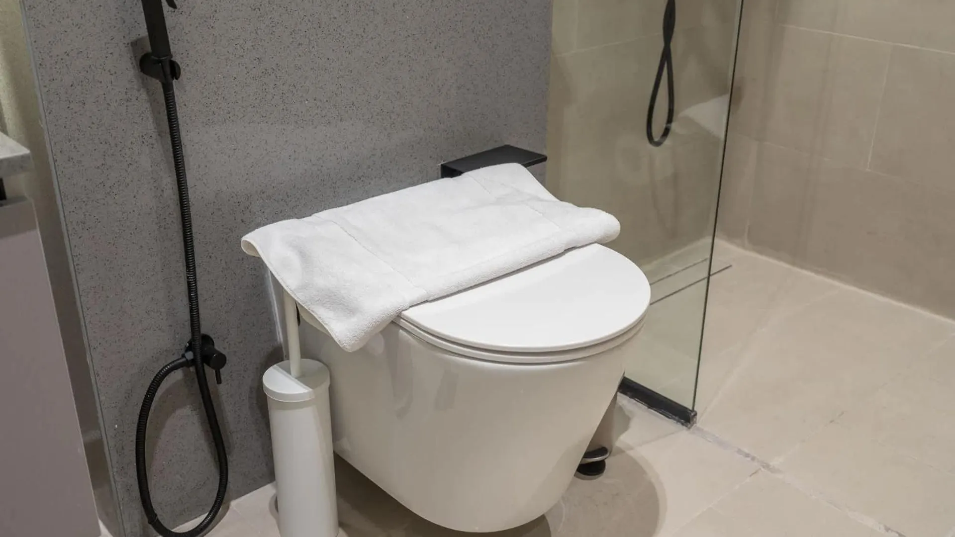 Peaceful 1 Bedroom Apartment In Mag 970 Dubai